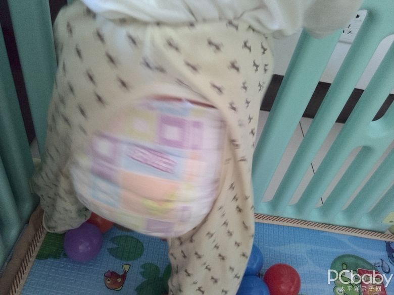 安尔乐这款纸尿裤是淡紫色的,包装表面有个大眼睛的小婴儿,孩子特别