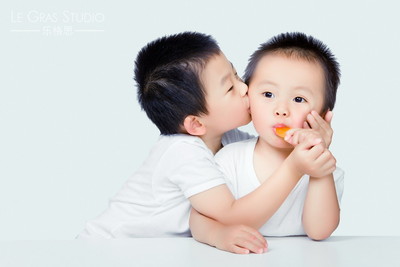 哥哥弟弟手拉手,一起走