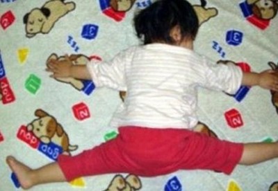 如果幼儿爱踢被子,家长可用睡袋,穿宽松点的内衣,不要盖太厚太重的