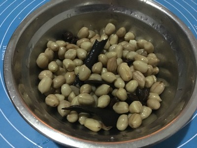 【冬日暖意芹菜】+凉拌调料花生米家常菜所需的食谱图片